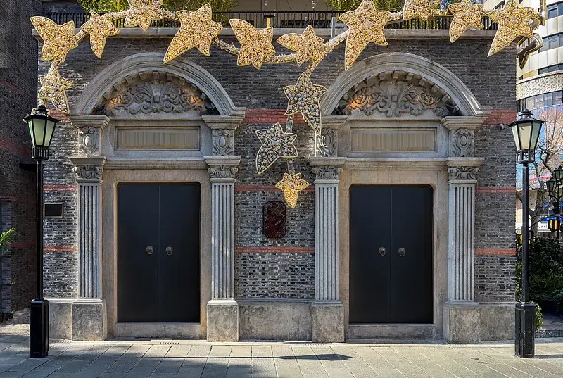 A shikumen gate with stone frame and star ornament