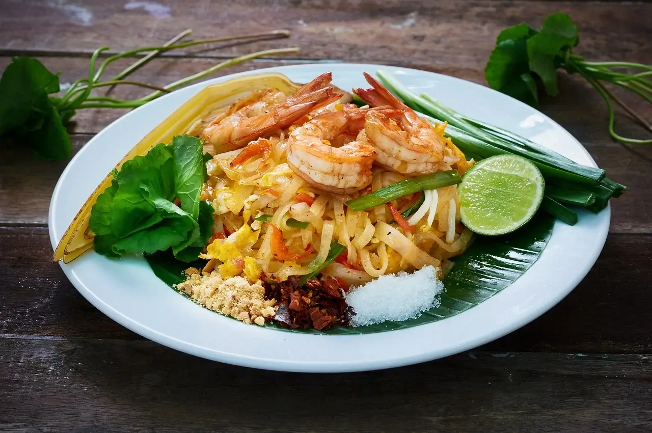 Pad thai with prawns, peanuts and a wedge of lime
