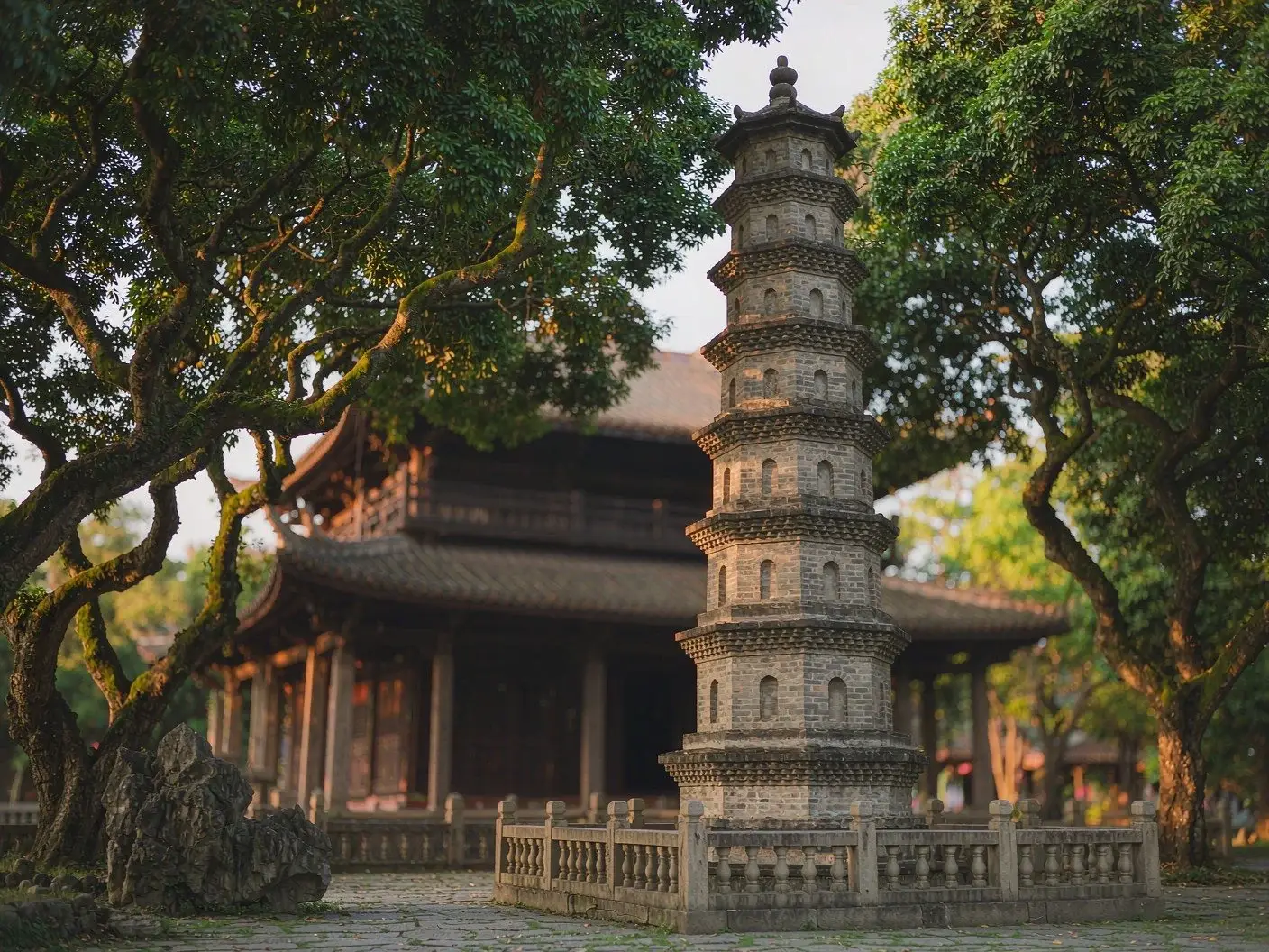 Guangxiao Temple main hall and iron pagoda