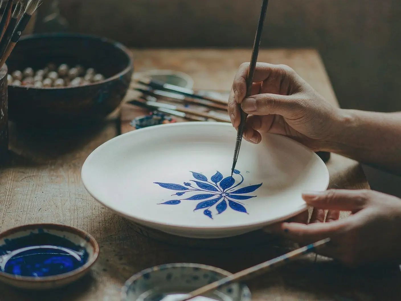 Painting blue-and-white underglaze decoration on a vessel