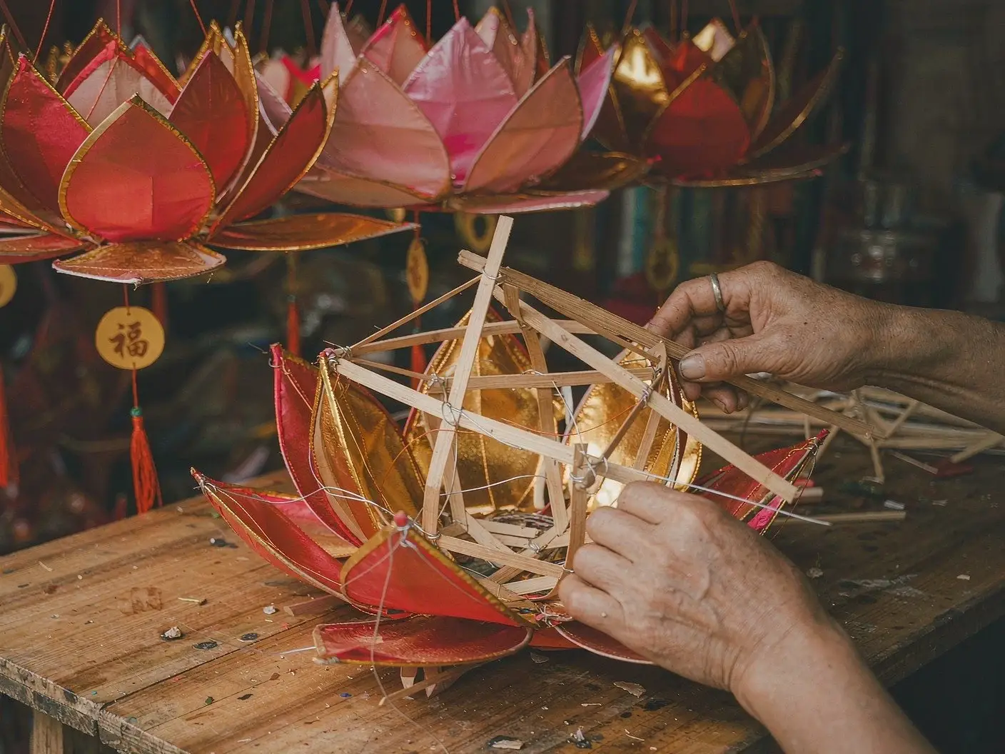 Qinhuai festive lanterns and Nanjing paper-cut