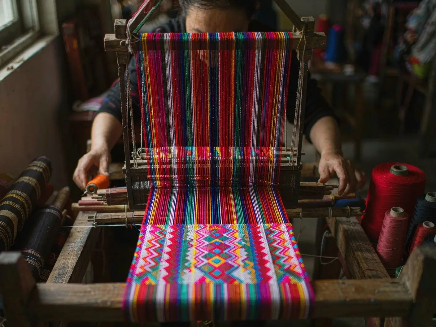 Hands-on Tujia brocade weaving