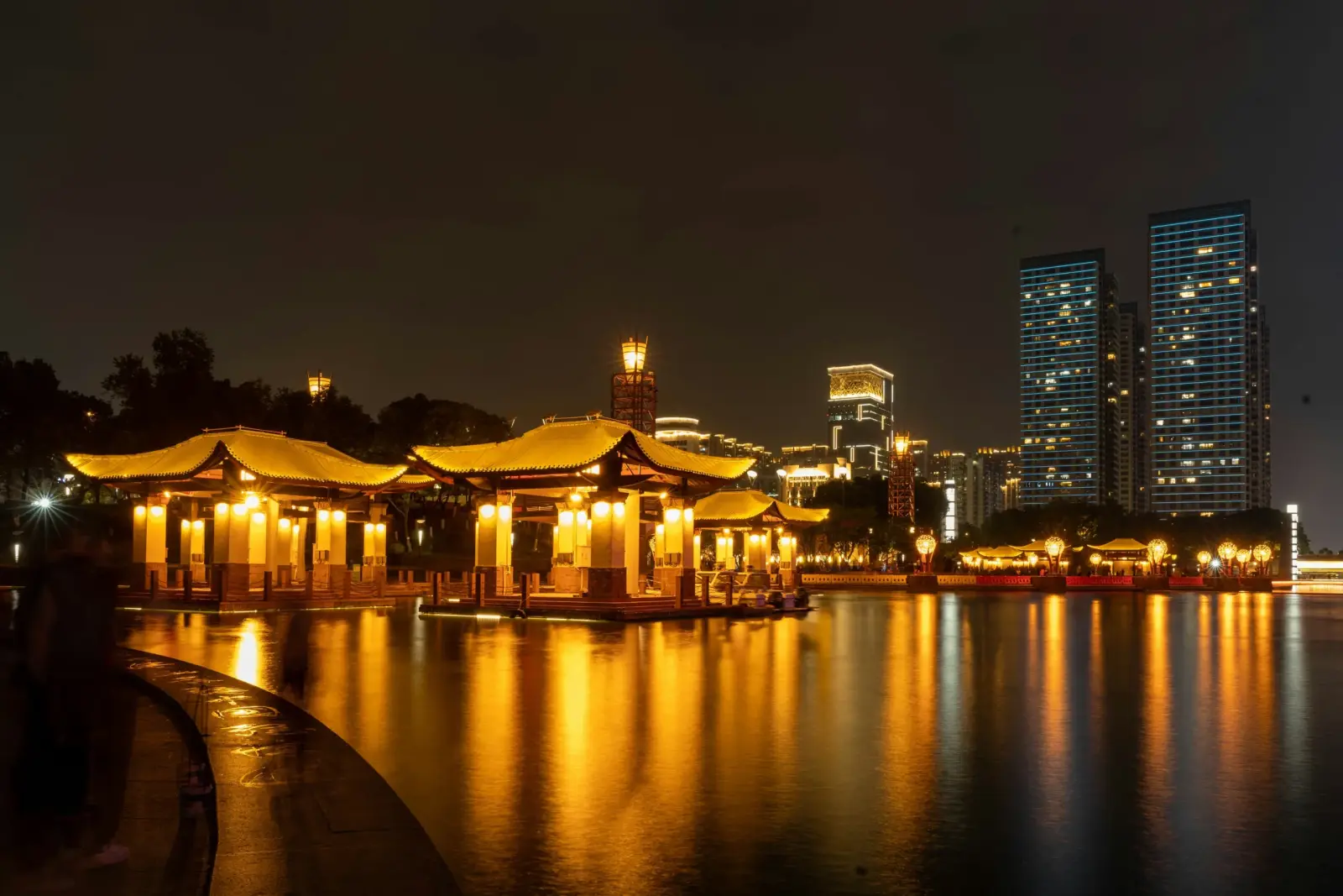 Qiandeng Lake after dark — Foshan atmosphere