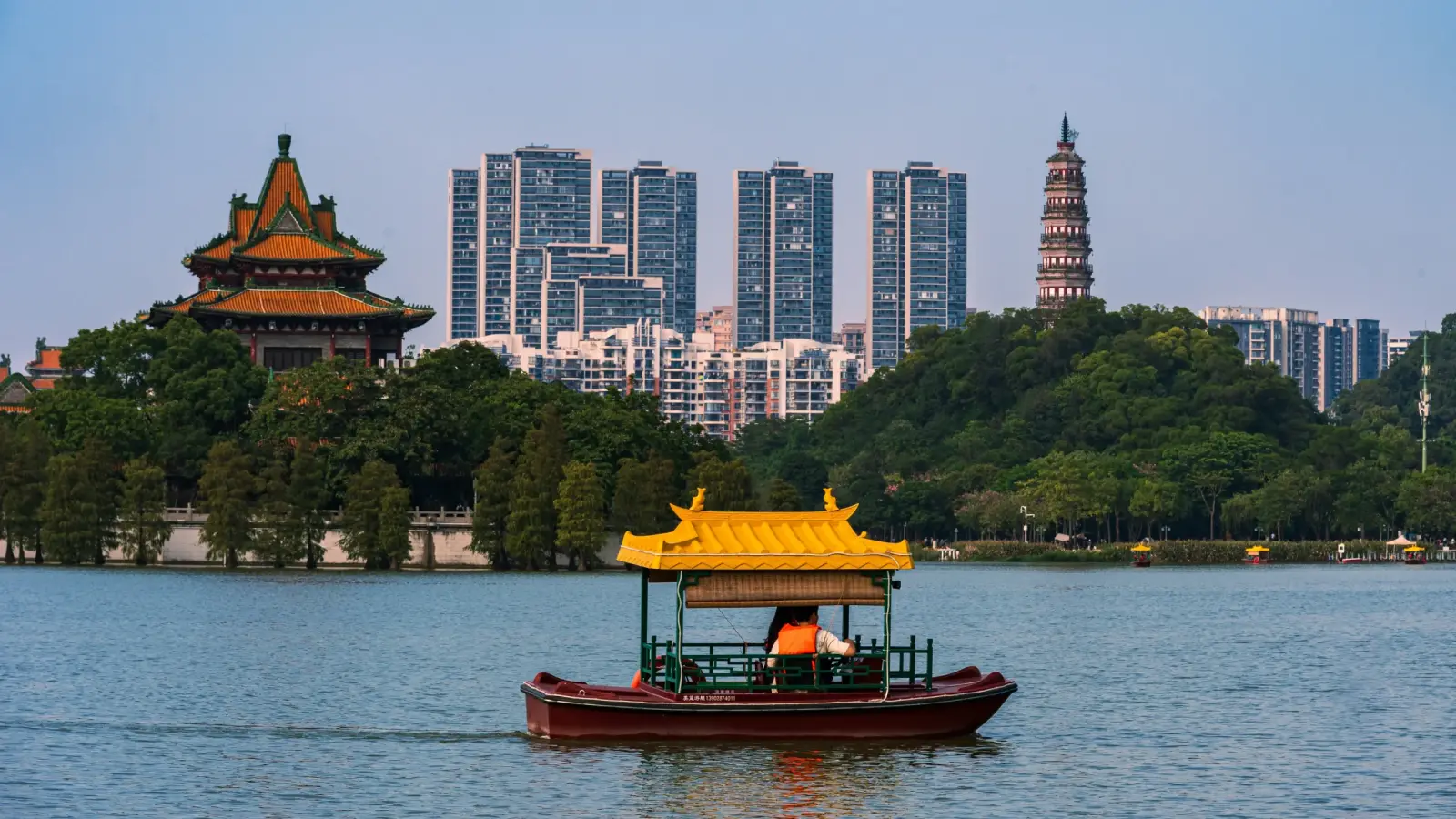 Lakeside views at Shunfengshan Park
