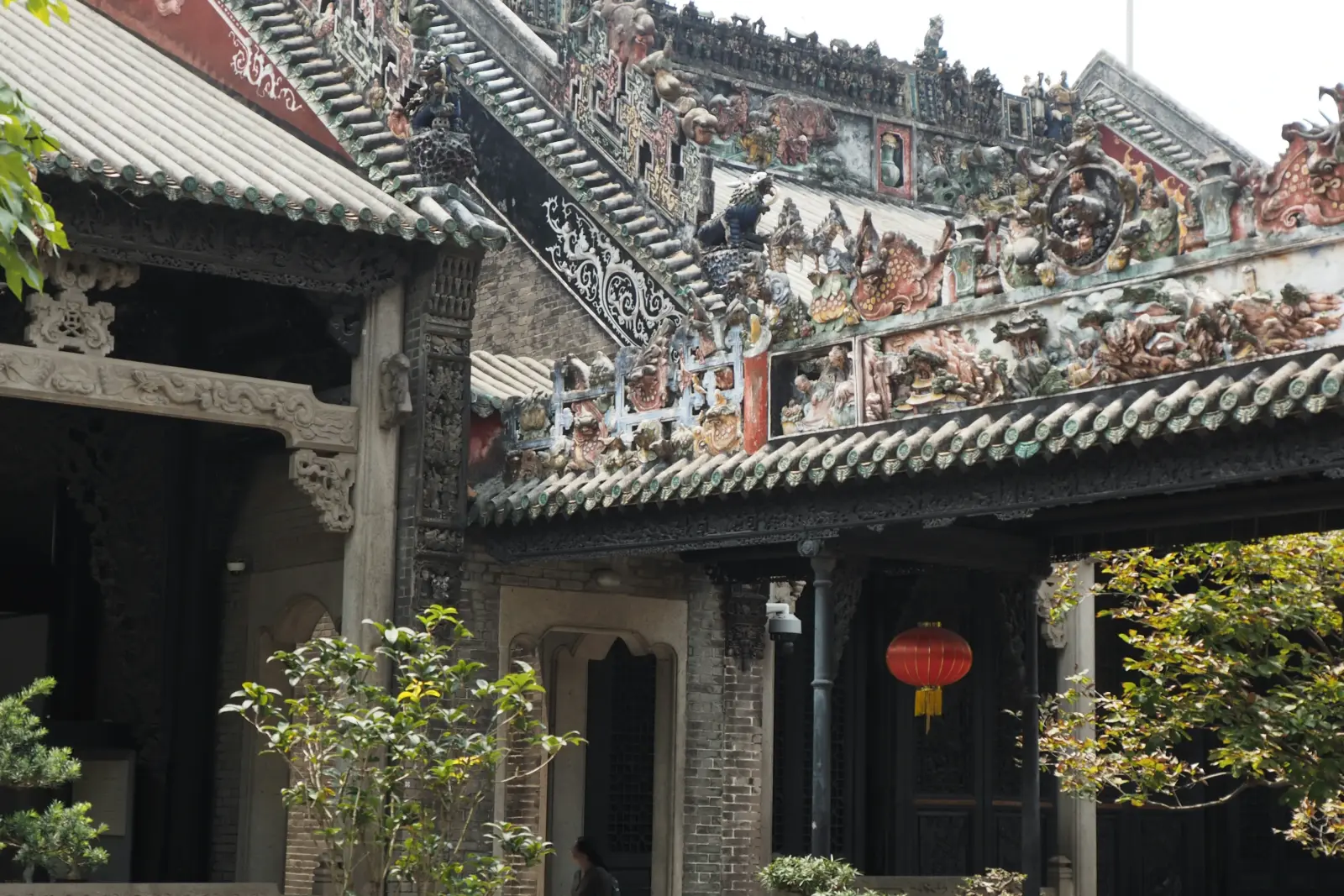 Ceramic roof decorations at Chen Clan Academy